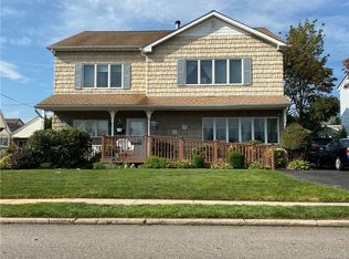 10 Normandy Dr, Bethpage, NY 11714