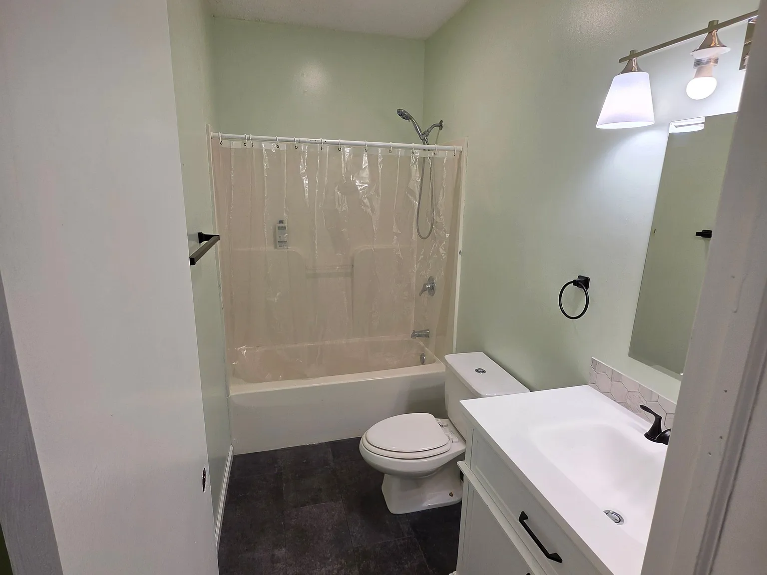 2 bed, 1.0 bath, 1100 sqft, $1,100 — Photo 2