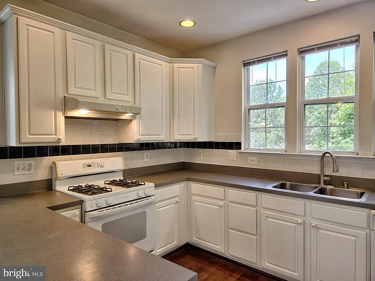 13906 Gothic Dr — Photo 15