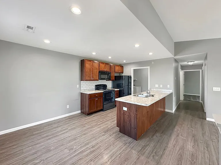 2303 N Broadway St — Photo 53