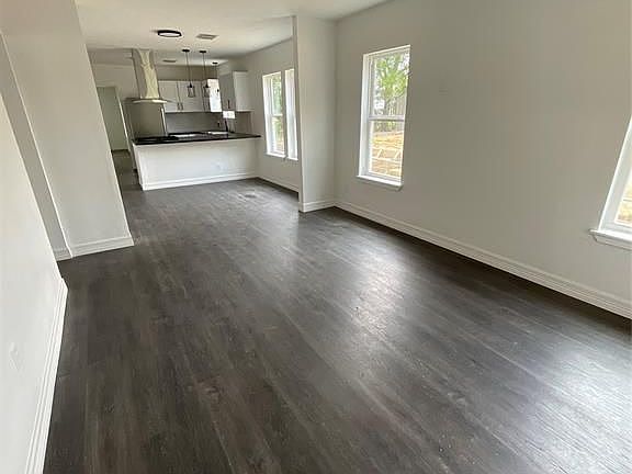 5th image of 109 E Humble St