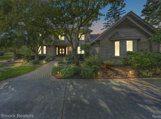 29755 White Hall Dr, Farmington Hills, MI