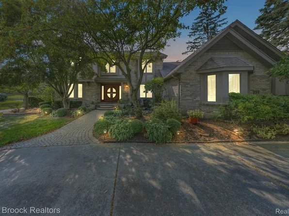 29755 White Hall Dr, Farmington Hills, MI 48331