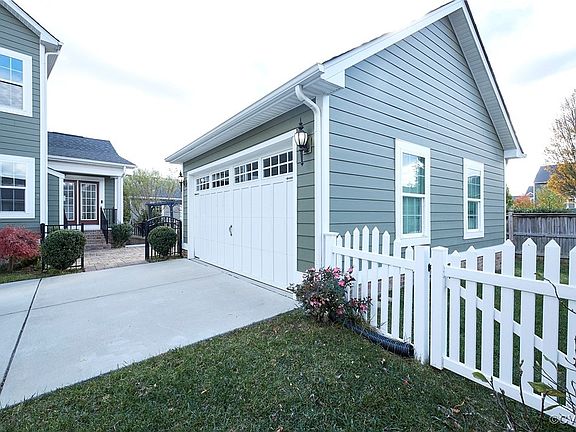 3rd image of 12145 Manor Glen Ln