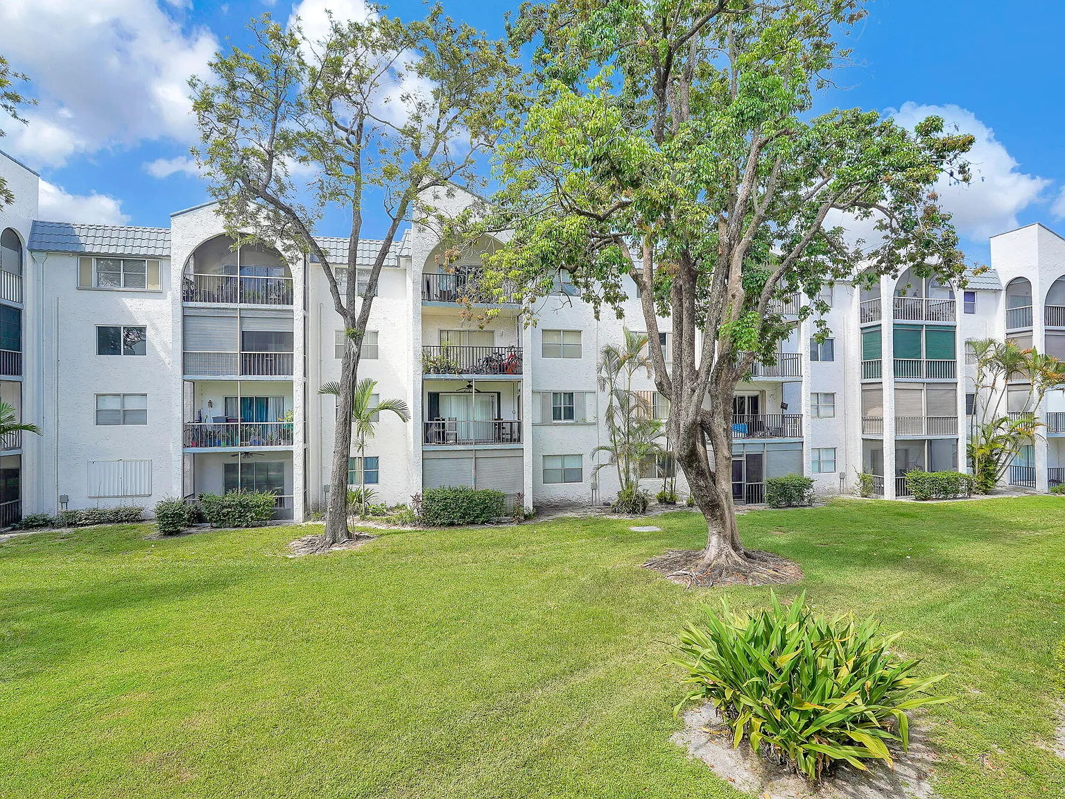 2 bed, 2.0 bath, 1200 sqft, $2,200 — Photo 3