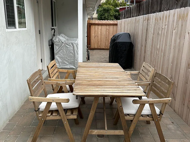 Come bbq and entertain! It is a place to have one or many friends for dining al fresco.