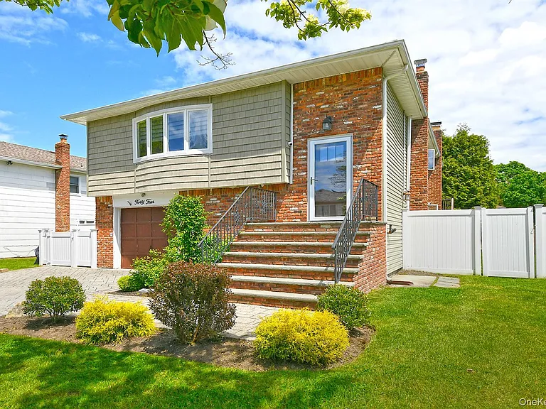 44 Derby Ave — Photo 2