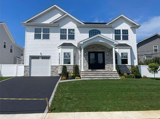 150 Southwood Cir, Syosset, NY 11791