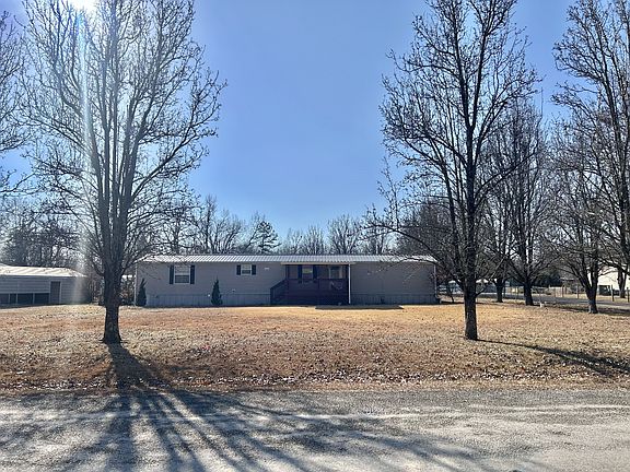 3rd image of 725 Lakeshore Dr