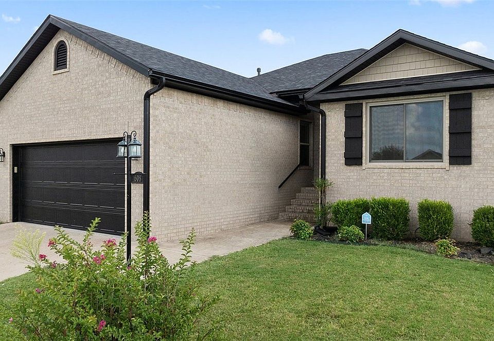 1st image of 608 W Worchester
