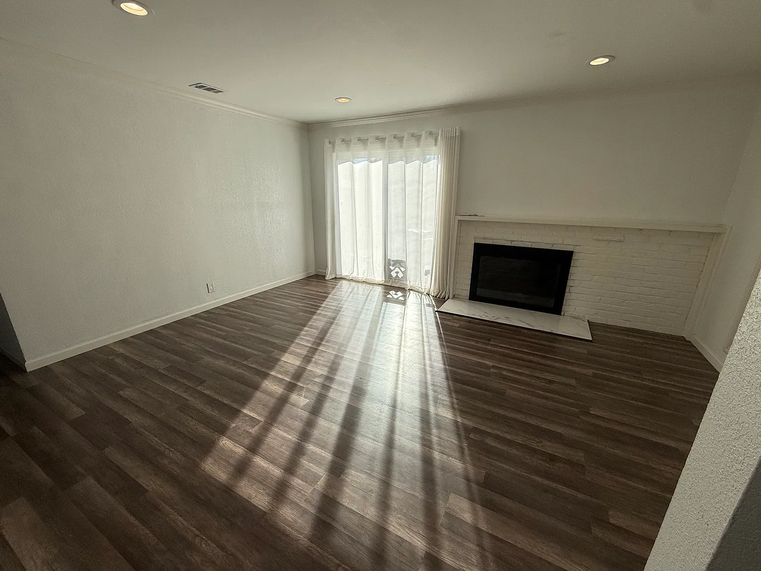 3 bed, 1656 sqft, $4,800 — Photo 2