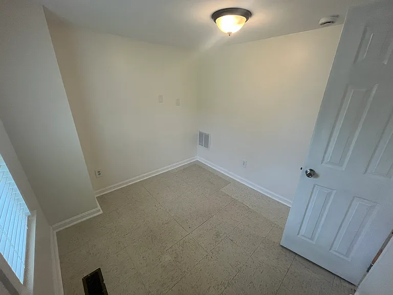 328 Tyrone St — Photo 20