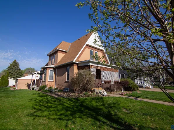 307 S 1st St, Beresford, SD 57004
