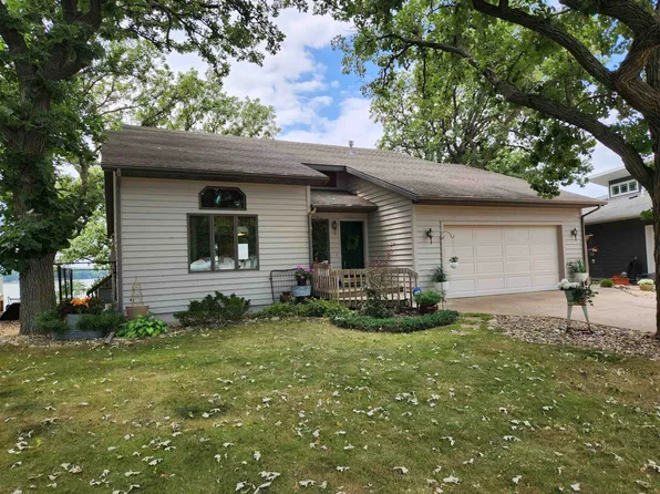 2606 Center Lake Dr, Spirit Lake, IA 51360
