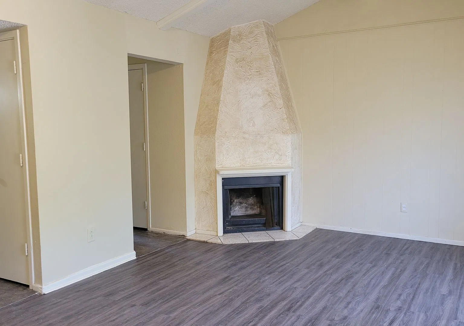 Spacious 3-Bedroom Condo Near West End Shopping — Photo 4