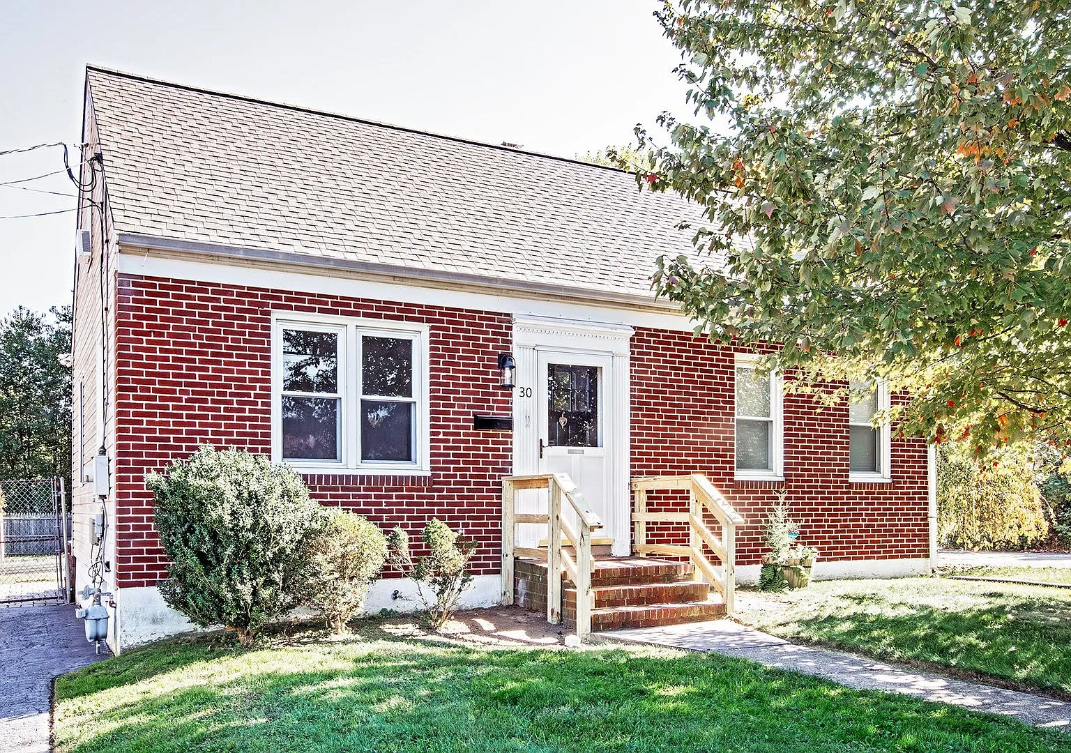 Charming 4 bedroom, 2 bath in Boxwood Addition — Photo 1