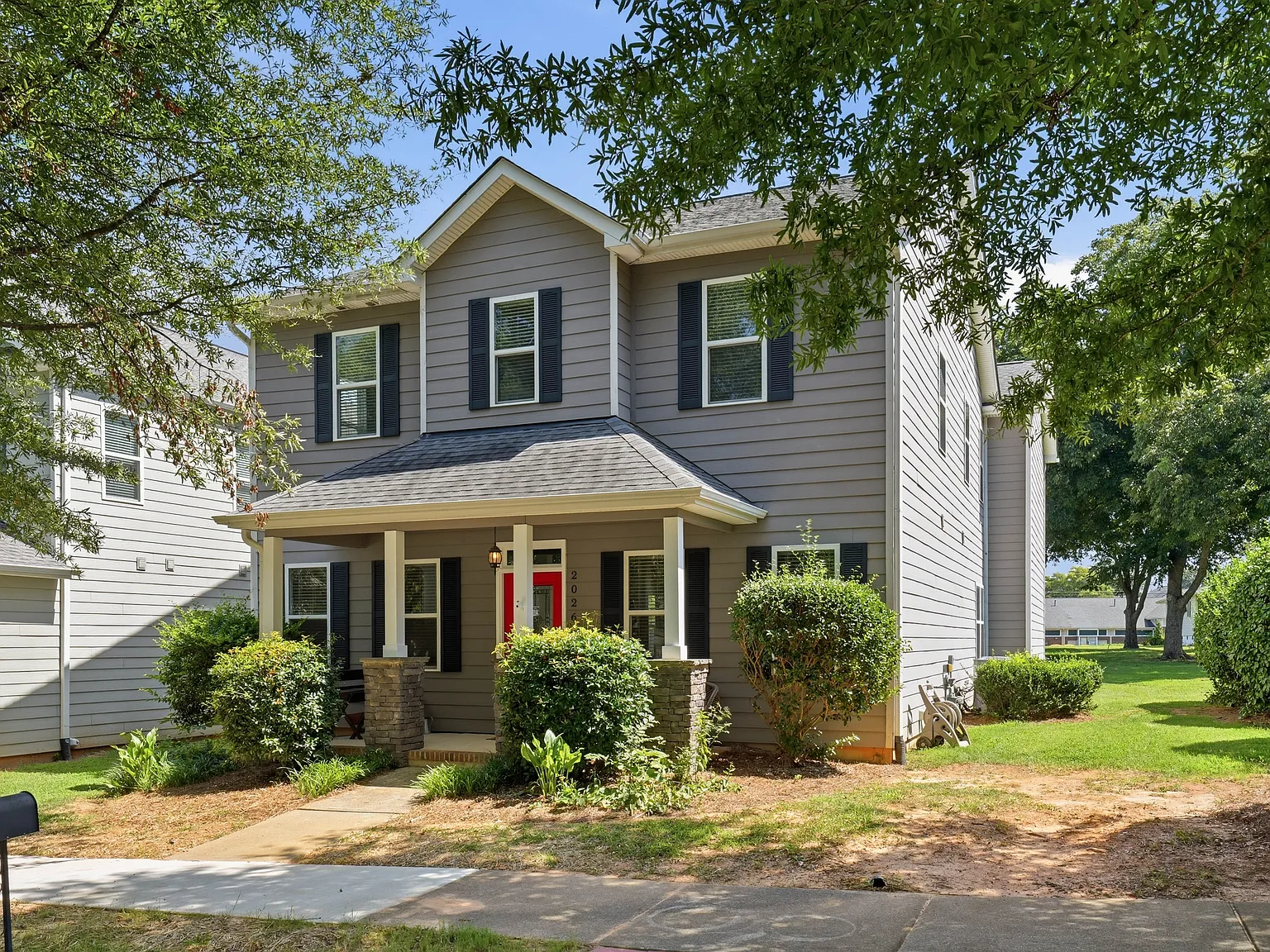 3 bed, 2.5 bath, 2535 sqft, $2,995 — Photo 2