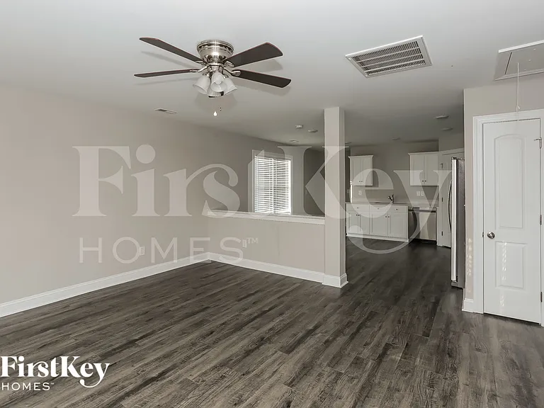 118 Akron Ave — Photo 5