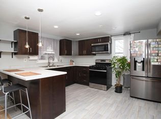 12430 Timber Ridge Dr, Pleasant Prairie, WI 53158