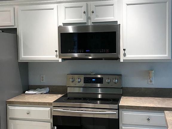 3rd image of 10 Pinehurst Dr