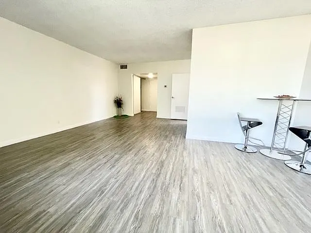 Occidental Towers Apartments — Photo 61