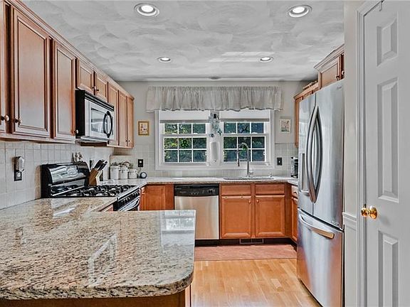4th image of 881 Greenwich Ave Unit G37