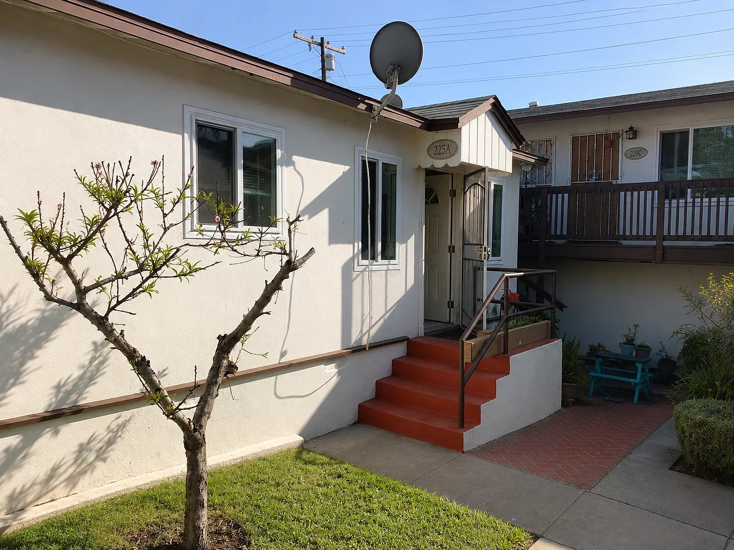 223-225 S Clementine — Photo 2