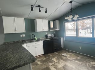 25 Village Ct, Mediapolis, IA 52637