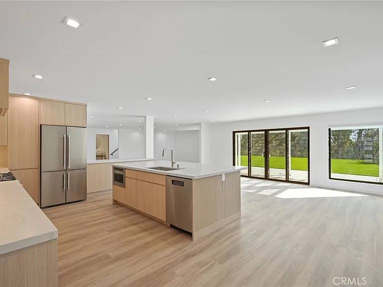 6108 Sadring Ave — Photo 8