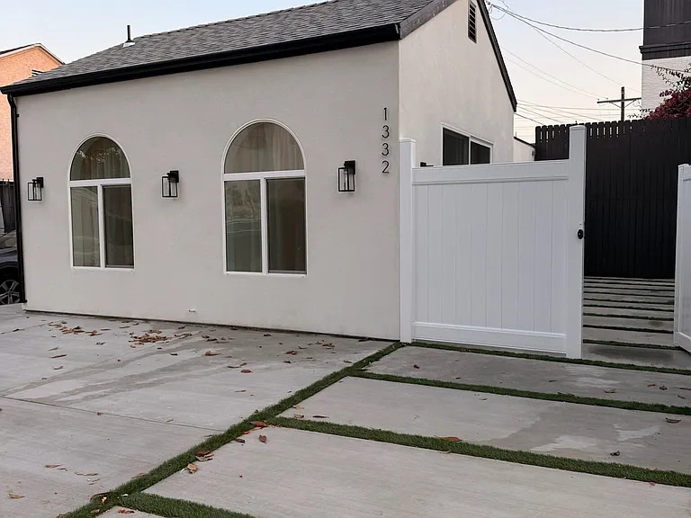 1332 S Burnside Ave — Photo 1