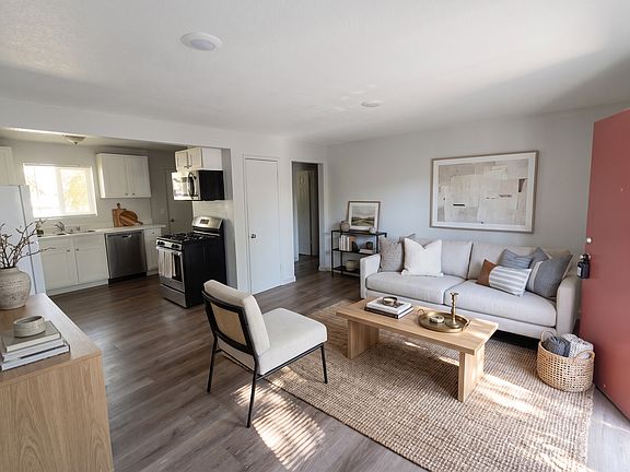 4th image of 982 S Sheridan Blvd APT 3