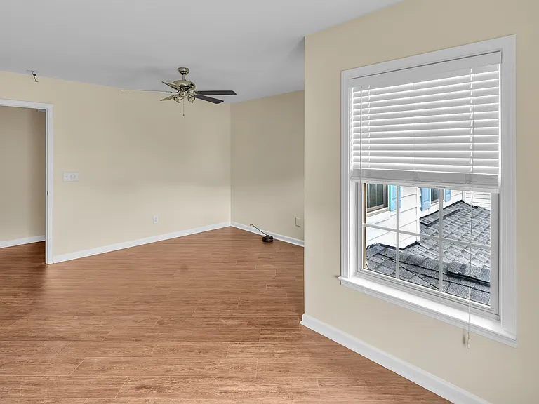 240 Seymour Pl — Photo 14