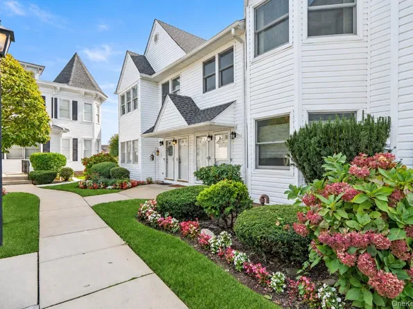 22 Ridgewood Dr, Wantagh, NY 11793