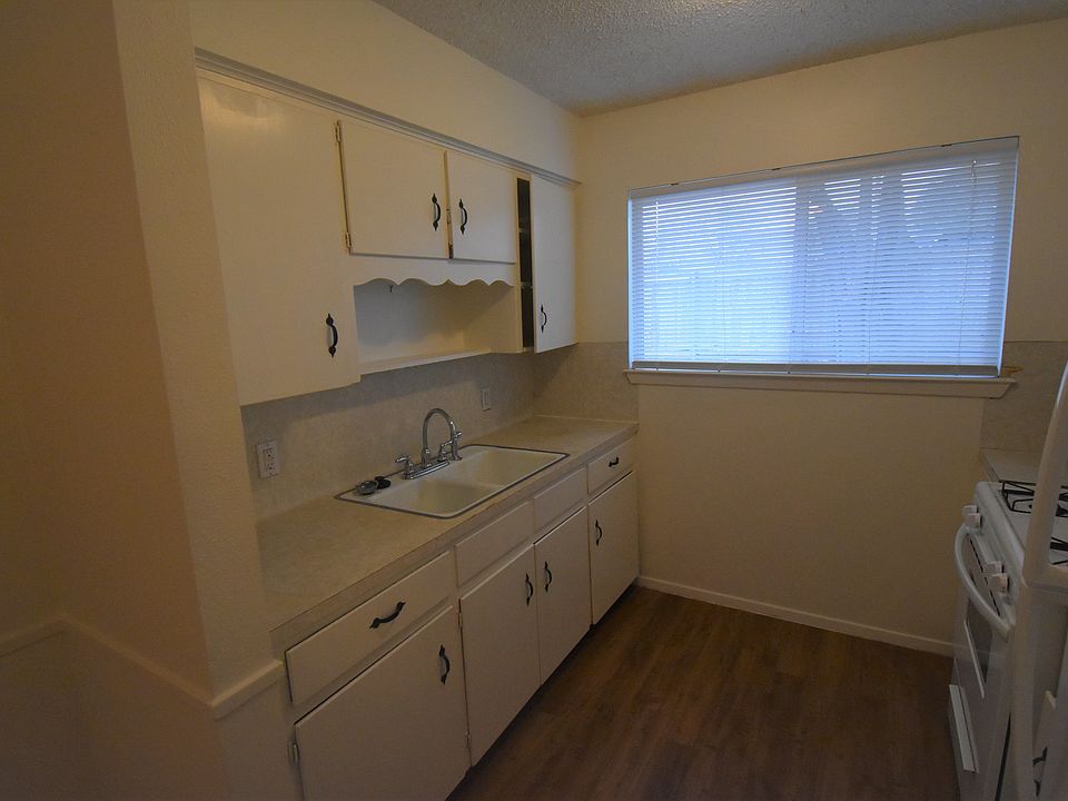 1st image of 11300B Oakwood Dr