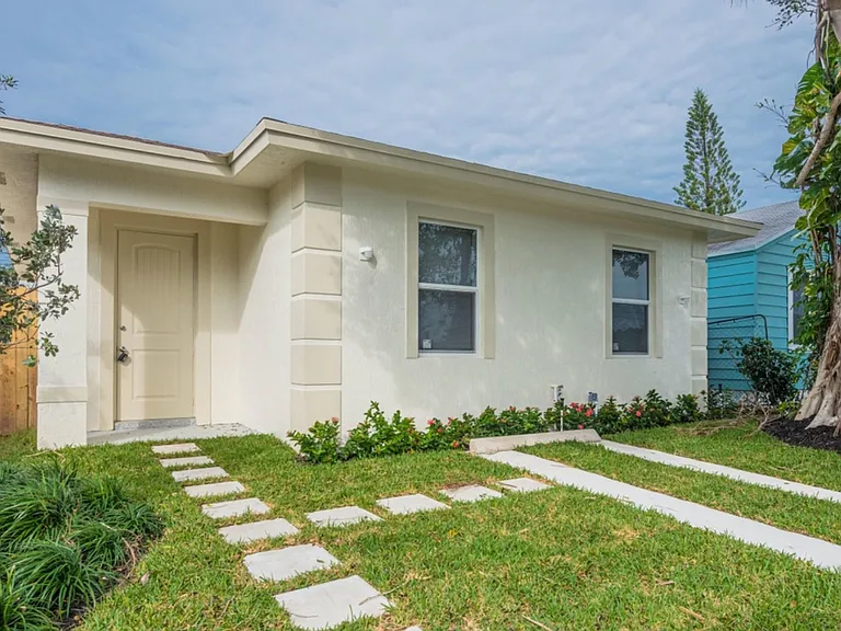 626 Latona Ave — Photo 1
