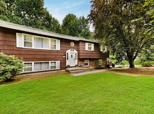 8 Imperial Ln, Chestnut Ridge, NY 10977