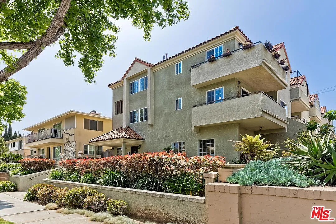 2 bed, 2.0 bath, 820 sqft, $3,600 — Photo 3
