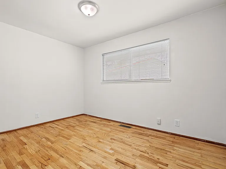 18620 Occidental Ave S — Photo 17