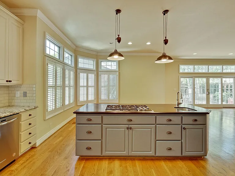 1150 Meredith Ave — Photo 28