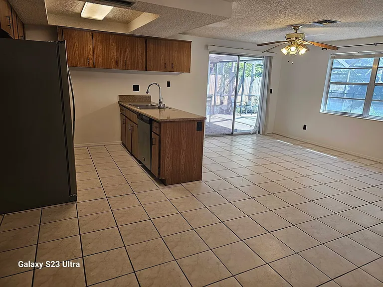 2065 Whitney Dr — Photo 8