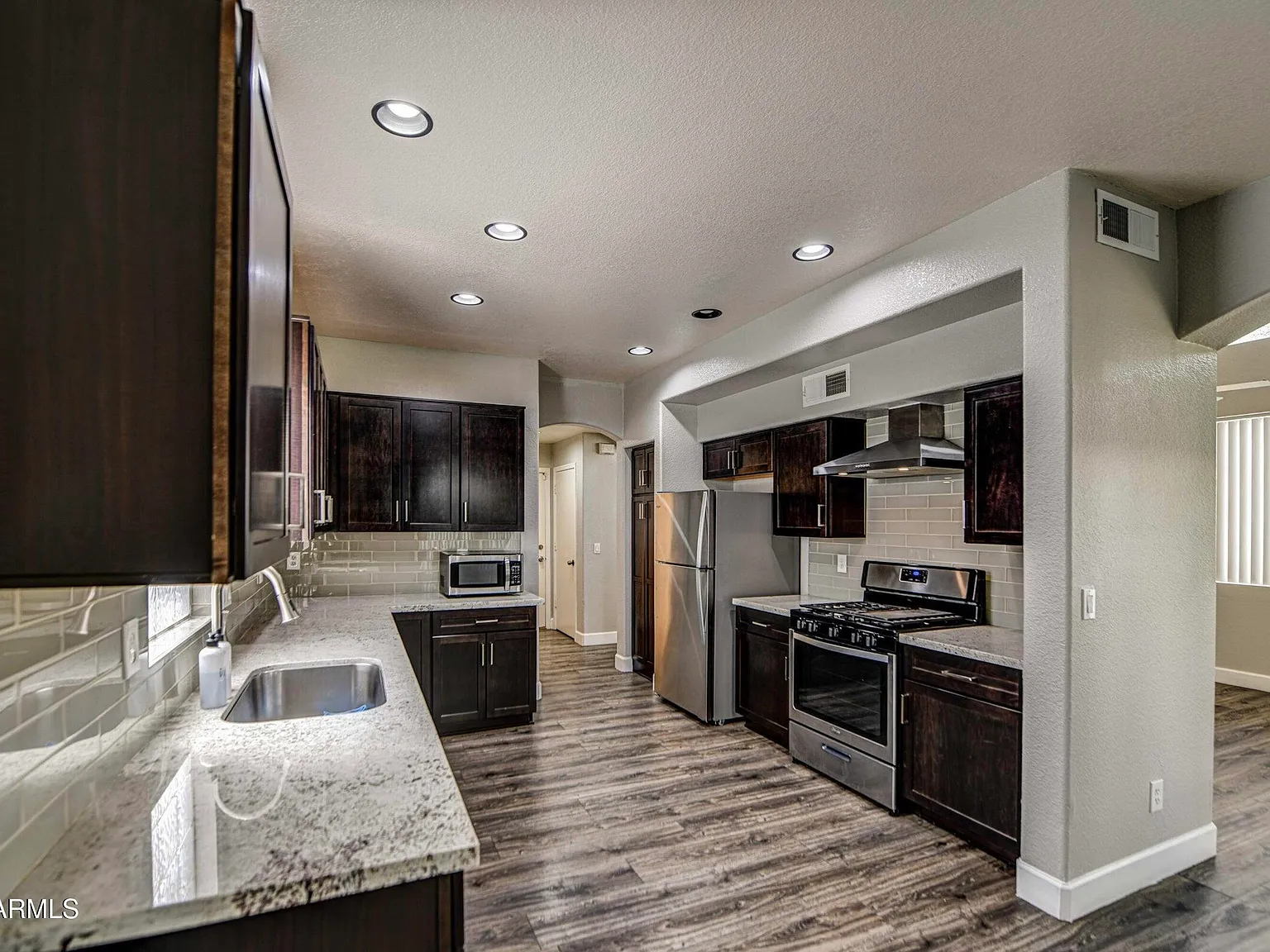 3 bed, 2.5 bath, 1425 sqft, $2,399 — Photo 2