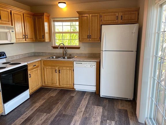 eat-in kitchen