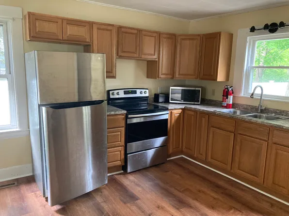 806 Main St #1, Monmouth, ME 04259