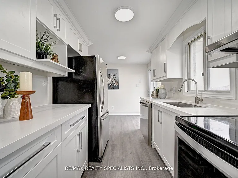11 Dinison Cres — Photo 4