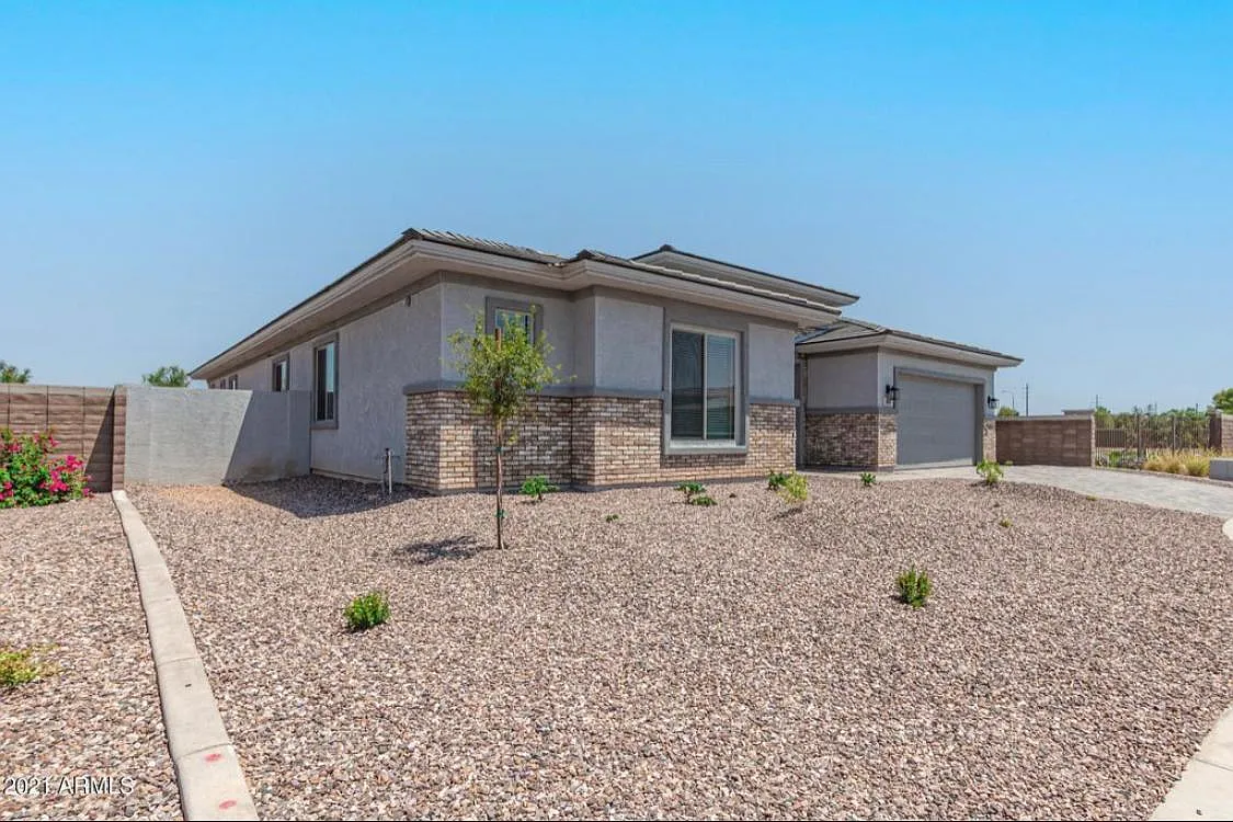 880 W Flamingo Dr — Photo 2