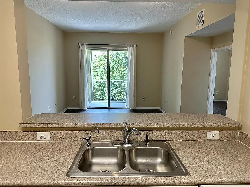 1 bed, 1.0 bath, 719 sqft, $2,100 — Photo 2