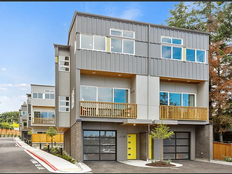 Silverlake Townhomes — Photo 1