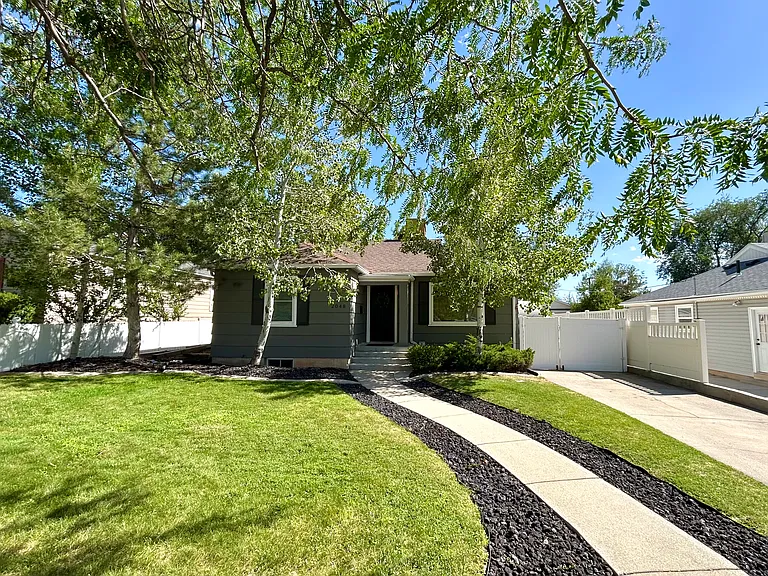 2048 E Sunnyside Ave — Photo 1