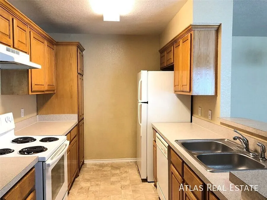 Charming 4-bedroom home in the heart of Fort Worth! Available to tour! 1 month free rent!! — Photo 2