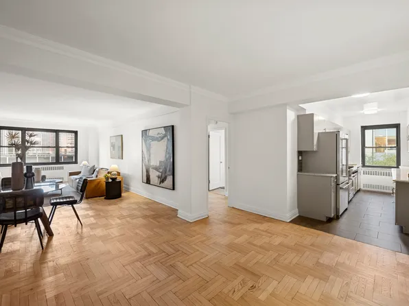 135 East 54th Street image 4 of 9